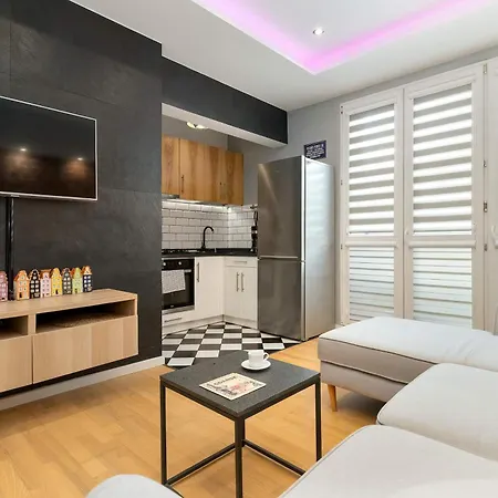Stylish With Balcony In Old Town By Renters Gdansk