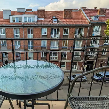 Stylish With Balcony In Old Town By Renters شقة *