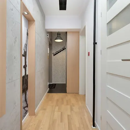 Stylish With Balcony In Old Town By Renters شقة *