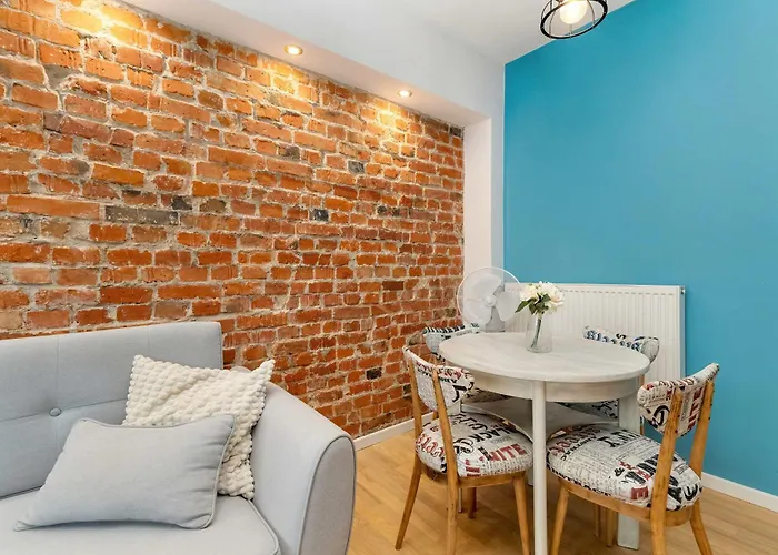 Stylish With Balcony In Old Town By Renters Daire *