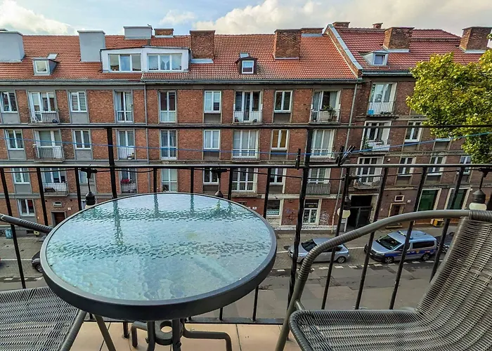 Stylish With Balcony In Old Town By Renters Daire *